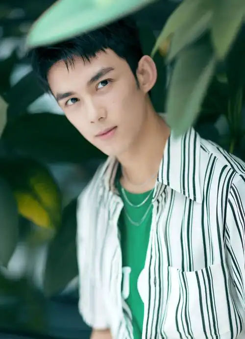 清新少年吴磊,带来夏日里的一缕清风!