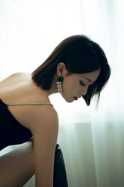 蓝盈莹身穿黑色露肩连体裤眼尾的蓝色碎钻眼线成点睛之笔