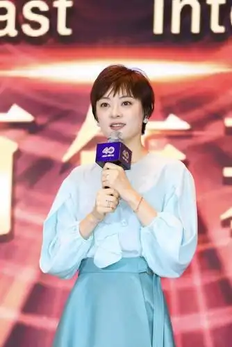 孙俪短发造型真高级,穿灯笼袖衬衫配半身裙亮相,美得清新脱俗