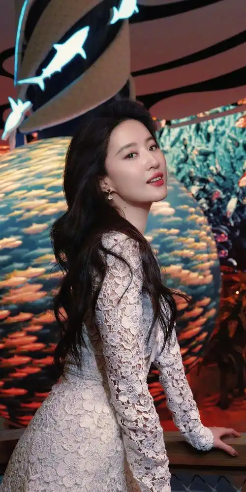 香山偶遇刘亦菲##刘亦菲减肥法##许红豆喝上了马爷的金箔奶茶