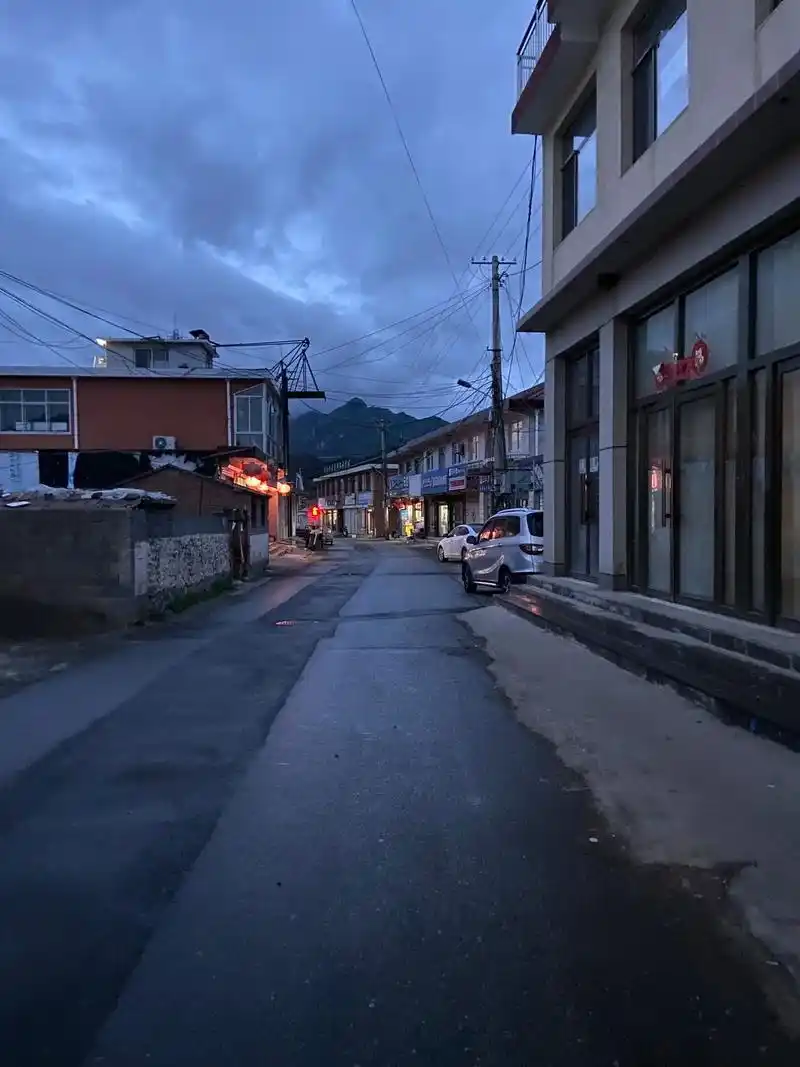 暮色下的街道.傍晚的街道上空无一人,柔和的路灯照亮回家的路, - 抖音