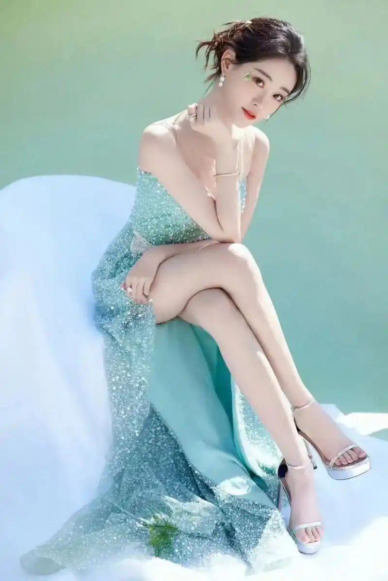 各位,让我来给你们说说祝绪丹的美腿玉足吧! 她的腿真是一绝!