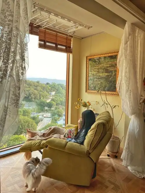 宅家惬意时光坐着摇椅慢慢摇