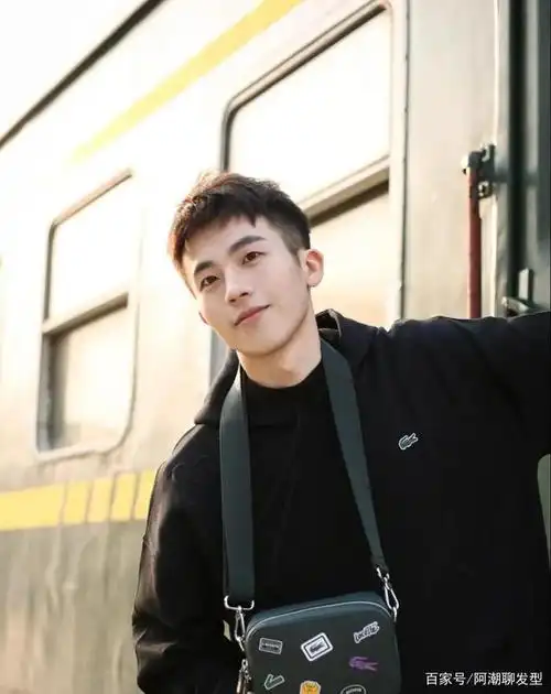 今夏男生发型别再乱剪了,理发师建议这3款,清爽阳光更显帅气!