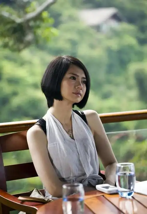 戚薇大胆写真震撼娱乐圈,火辣身材引发热议:这谁顶得住啊!