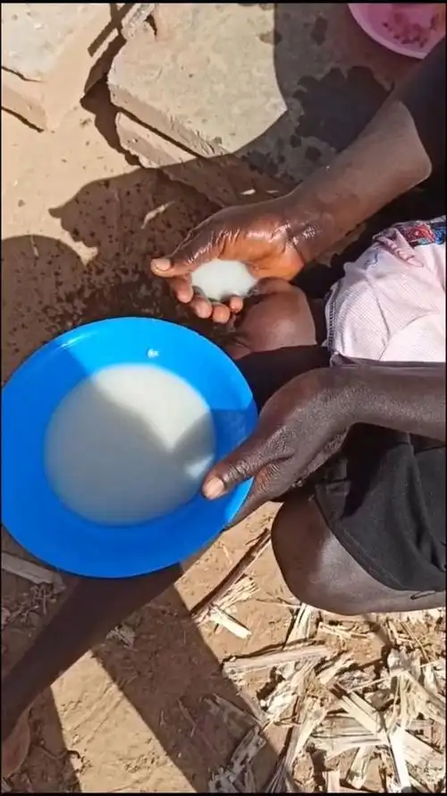 非洲妇女喂娃,居然是这样,真是让人不忍直视!