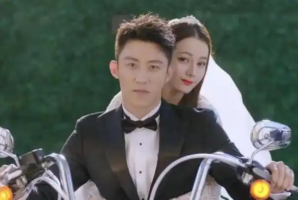 迪丽热巴恋情升级!疑与黄景瑜同居,资源共享,大粉后援会已跑路