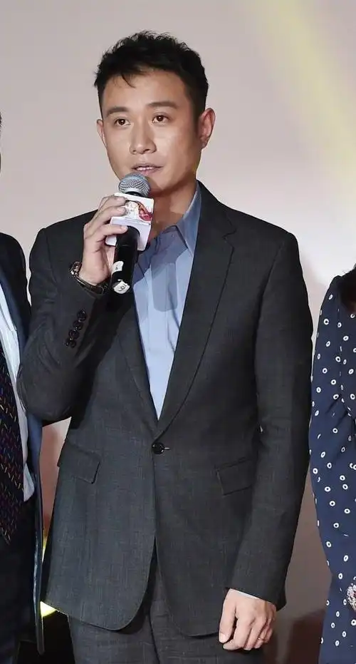 文章终于换发型了,一头小卷发是要在2018从头开始吗