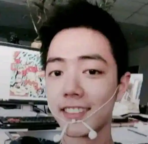 原创肖战大学照片曝光给大学女友买钻戒跟同学聊天被造谣是恋爱