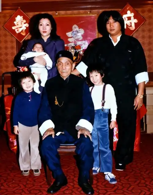 洪金宝与家人庆71岁生日俩孙子为爷爷做贺卡祖孙相拥超温馨