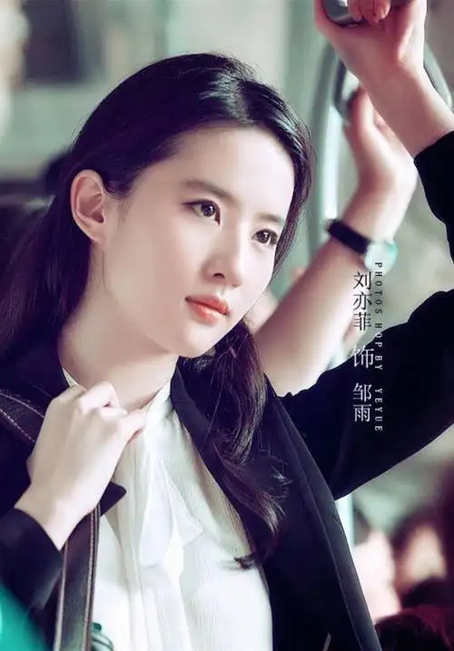 刘亦菲18岁旧照才是美,清新甜美宛如邻家小妹