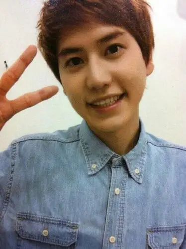 求圭贤牛仔服剪刀手的图片