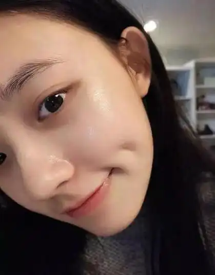 化妆师爆料韩国女艺人全素颜出镜,皮肤状态超赞,怪不得这么耐看