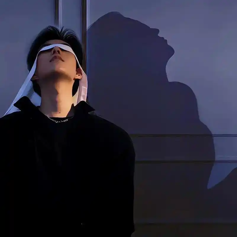 忧郁伤感孤独的男头像.