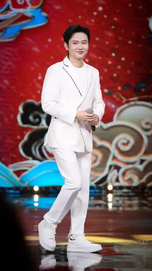 孟鹤堂白西装帅到爆##孟鹤堂天津春晚