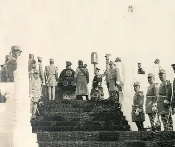 民国老照片袁世凯身穿衮服登基为帝文武百官惶恐倒屣相迎