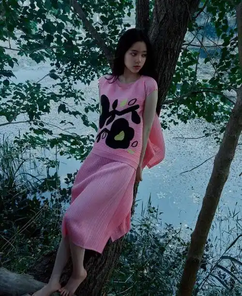 原创化身林间精灵欧阳娜娜拍时尚写真大片置身深林秘境氛围感满满