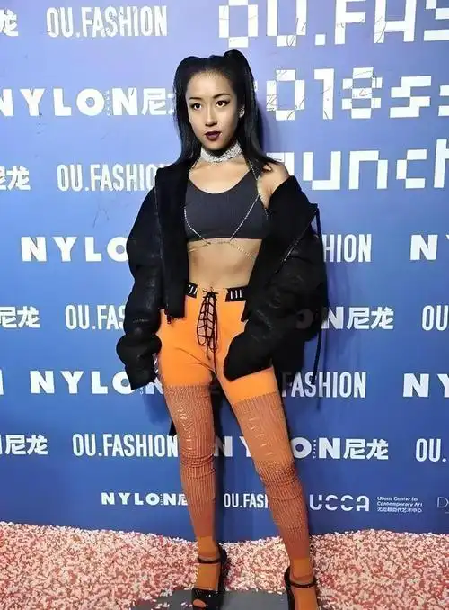 雷人肚兜,辣眼透视装?女星早年奇葩红毯,美貌成"灾难"