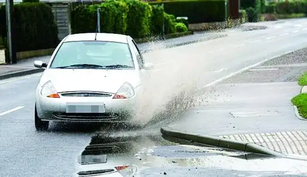 开车过水坑溅路人一身污水英司机面临5000英镑罚款