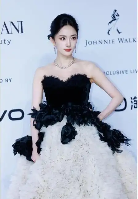 杨幂穿18公斤礼服走红毯!累到两眼无神,不断叹气:好沉啊