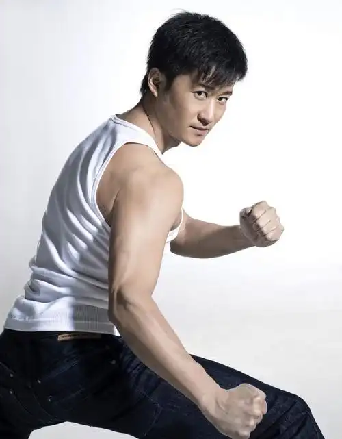 吴京是通过怎么样的努力从一个非著名演员成为《战狼》《战狼2》的