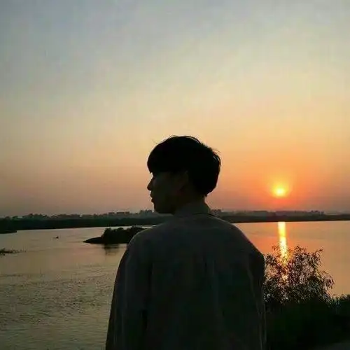 夕阳下背景的情侣头像