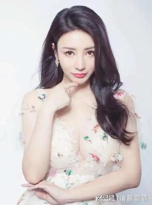 柳岩42岁依然单身从小家境差挣钱给母亲治病给哥哥买房