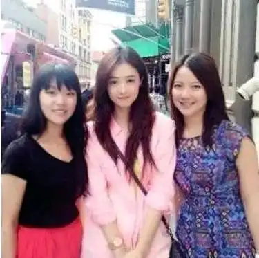 明星合照路人,热巴那时确实是"胖迪",怪不得林更新说赵丽颖圆,赢了