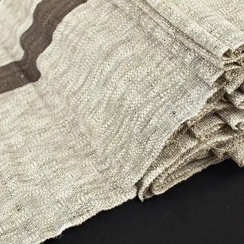 苎麻纤维透气性好,传热快,吸水多而散湿快,所以穿起来具有凉爽感,也不