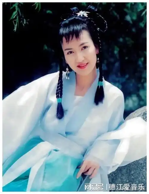 "许仙"叶童30年再现西湖,满头白发,"许仙"老了也帅气