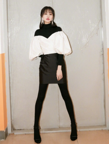 郑爽真是豁出去!紧身裤配"竹竿腿",不到100斤的身材难为她了