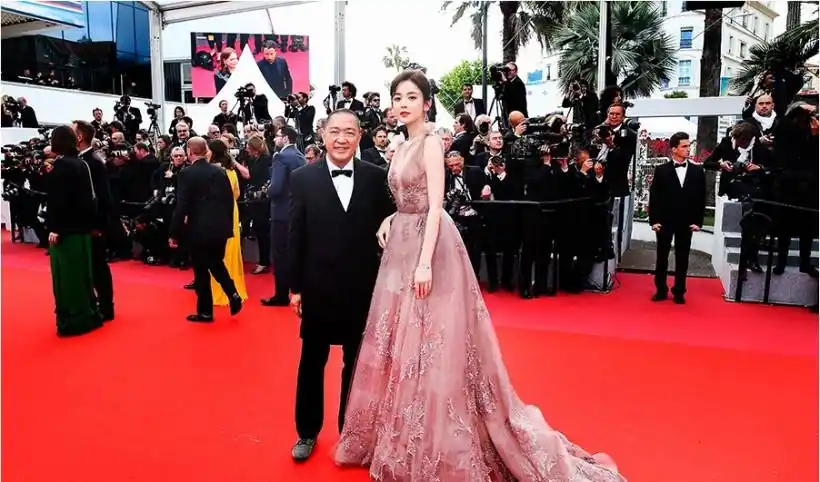 古力娜扎品牌大使身份亮相戛纳电影节:红毯首秀展现不俗时尚驾驭力