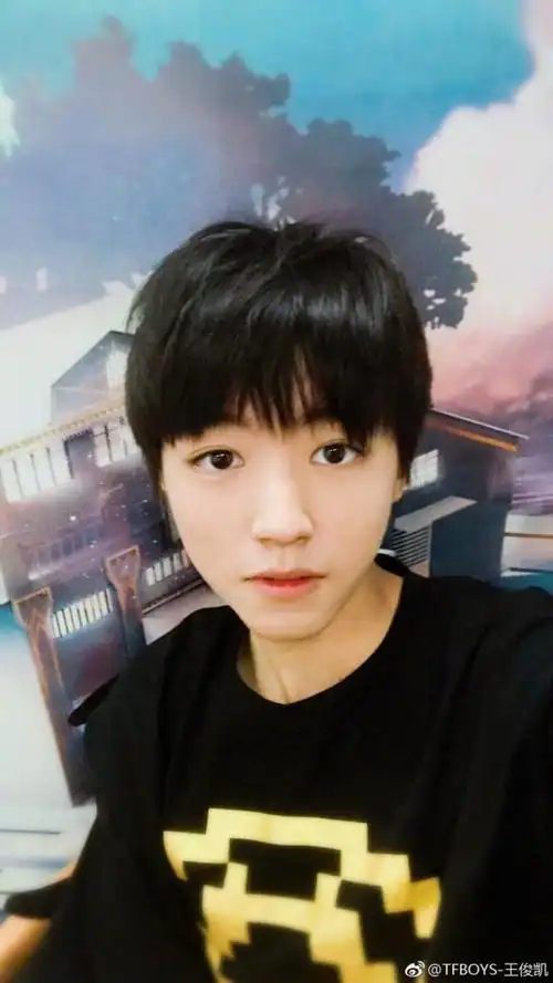 王俊凯被央视采访,无敌的素颜杀来了!小凯瘦的让人心疼