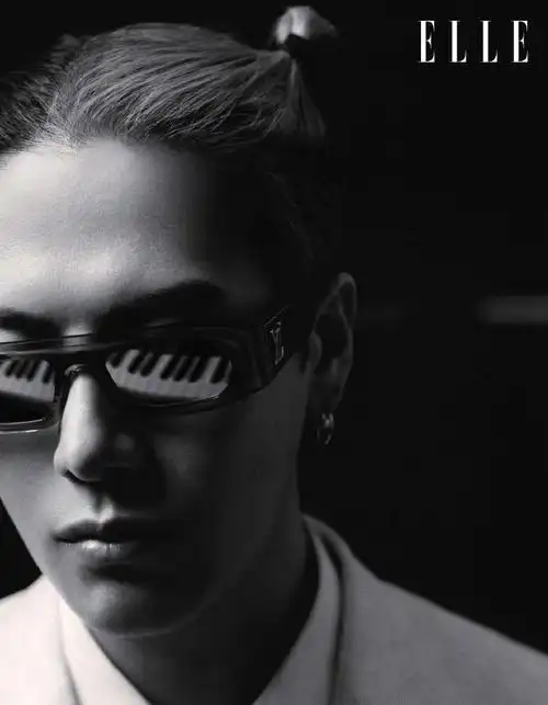 王嘉尔成为elle开年刊封面人物,身穿刚发布的lv 2024早秋新装帅气登场