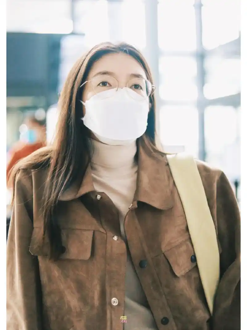 江疏影230320机场穿搭,棕色夹克搭配工装裤与马丁单鞋,休闲随性的早春