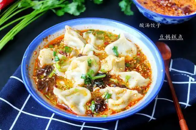 酸汤饺子,是陕西人的特色面食,在山西也有这种吃法,酸辣的来源便是