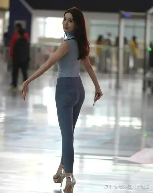 街拍蓝色紧身牛仔裤美女