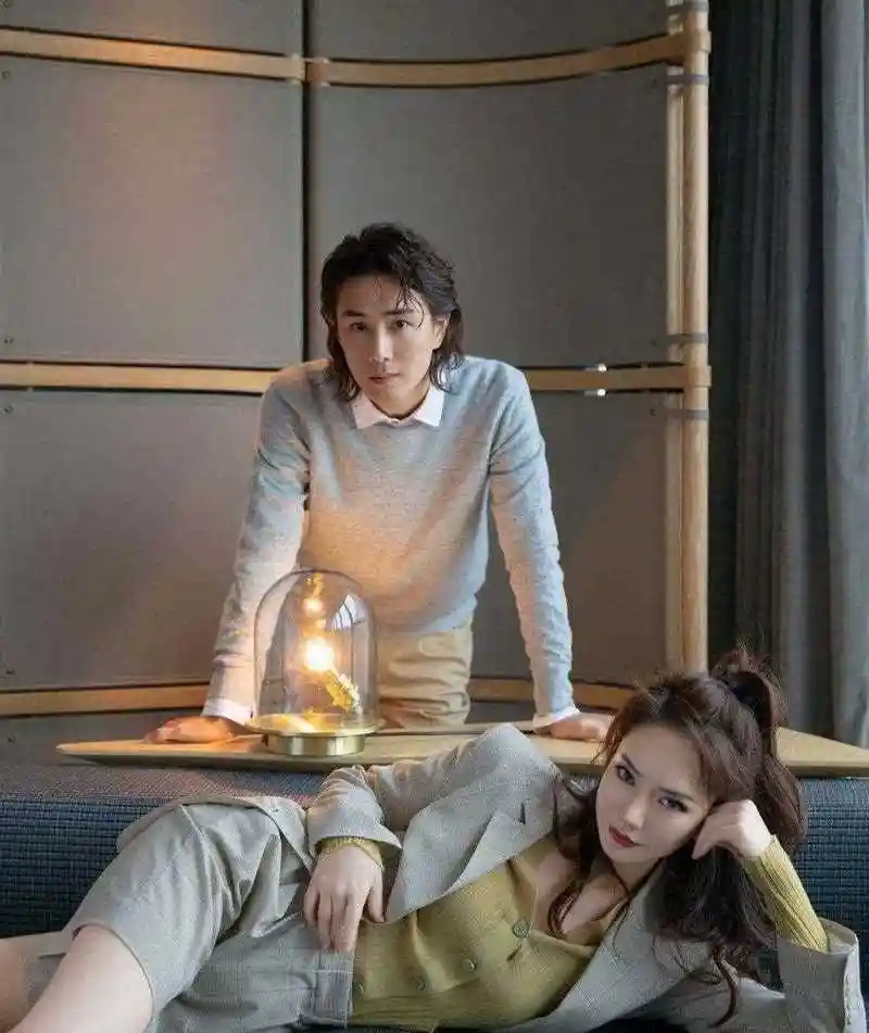 戚薇和李承铉最新时尚大片来喽.