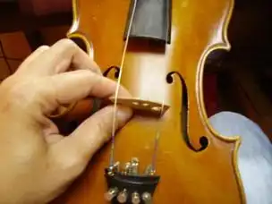 小提琴琴码的安装位置及琴弦的安装方法
