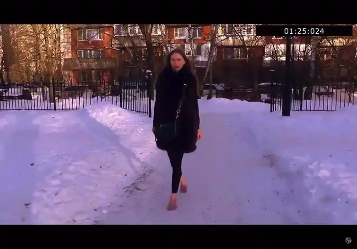 小姐姐雪地赤脚挑战,脚丫被冻得通红