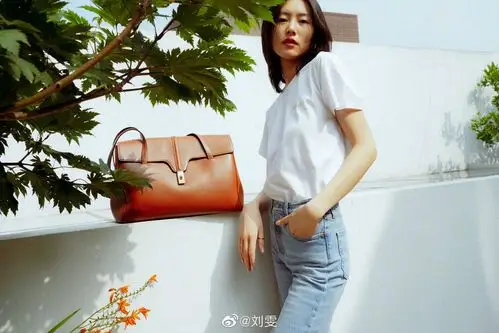 32岁刘雯成时尚博主,走下t台的她,给我们带来了bm风时尚搭配