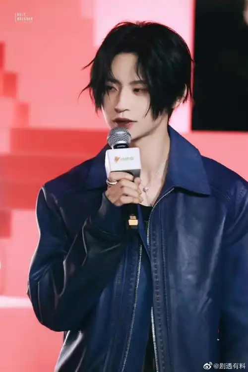 小鬼黑发中分造型#小鬼的中分发型也太有感觉了,隔着屏幕都能感受到