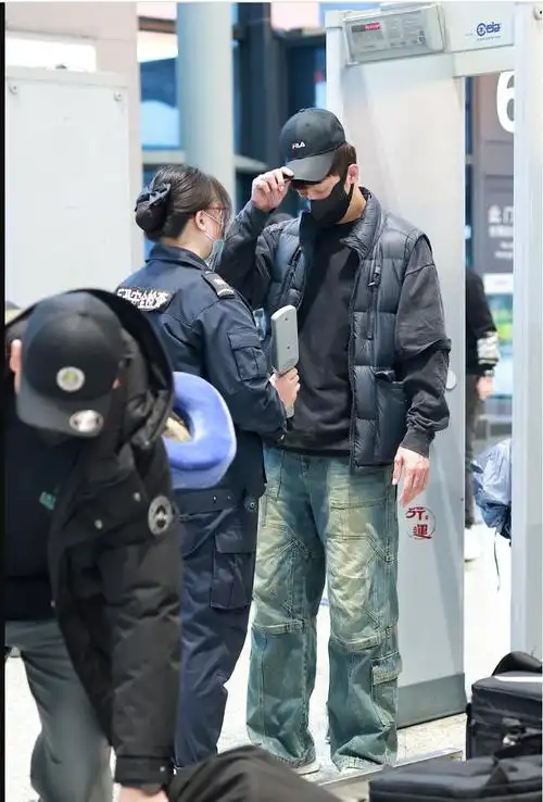 黄晓明黄景瑜被偶遇3人吃炖鱼贾乃亮买10斤瓜子准备坐绿皮车