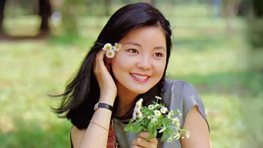 邓丽君年轻时在日本综艺中学说日语绕口令,穿水手服的样子真是太可爱