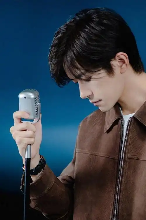 易烊千玺#|新歌花絮图发布,棕色外套白色内搭简约造型,聆听《从时间