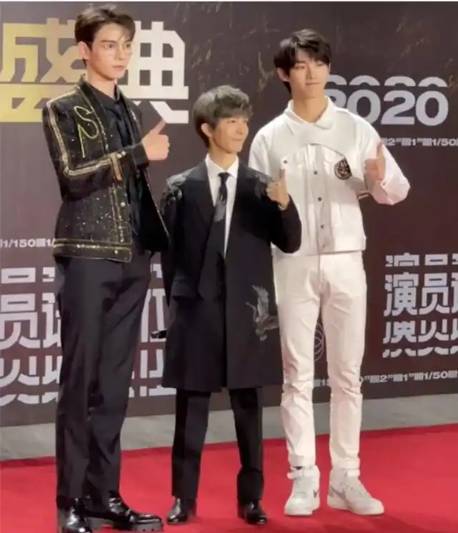 郭敬明向庄羽道歉后现身,穿长款羽绒服仰视汪铎,造型翻车像小孩