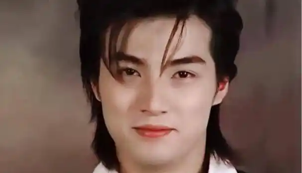 贺军翔老得太快,粉丝看近照直呼认不出,与年轻对比太残忍