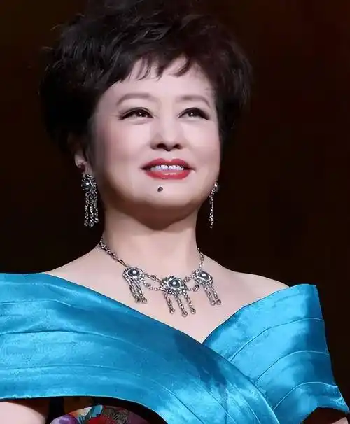 她曾是一级演员,会31国语言,当红时被丈夫抛弃,晚年成女总裁