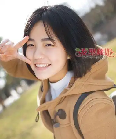 初中生中分内扣短直发发型