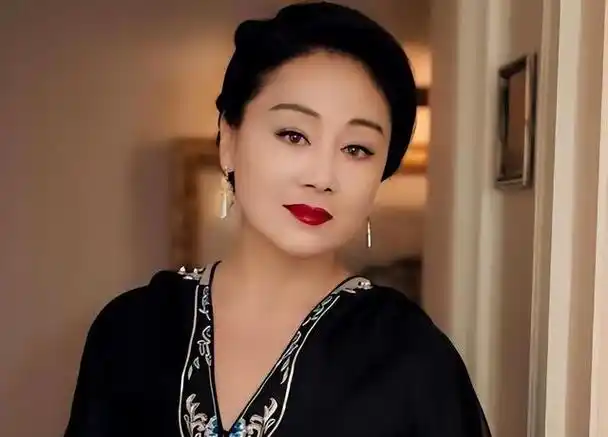 61岁王姬身材丰满穿蓝色蕾丝连衣裙不见赘肉气质韵味很迷人